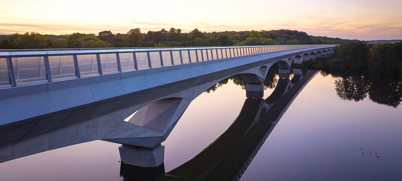 Aerial view of Colne Valley Viaduct over Korda Lake © Grimshaw/Hufton+Crow.