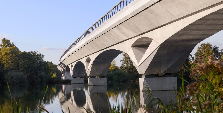 Actual photo of Colne Valley viaduct across Korda Lake - (C) Grimshaw Hufton Crow